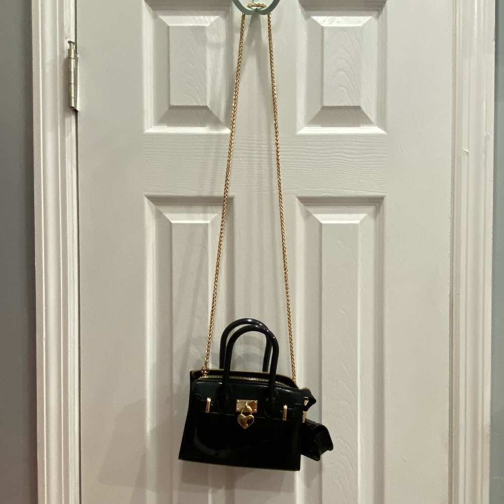 Black purse with airpod holder